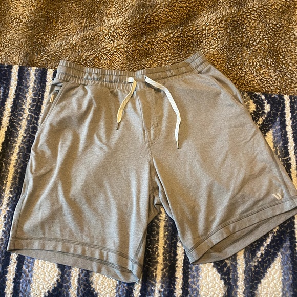 Super soft Vuori Gray Men's Shorts - Size Medium - Excellent condition - Picture 2 of 5